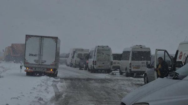Заторы на дорогах из-за погодных условий - Sputnik Армения