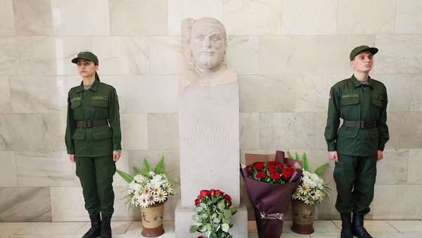 Премьер-министр Никол Пашинян по случаю 63-летия Вазгена Саркисяна посетил Союз добровольцев Еркрапа (5 марта 2022). Еревaн - Sputnik Армения