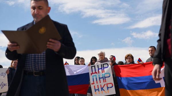 Արցախի «Արդարություն» կուսակցության երիտասարդական թևը խաղաղ ակցիա է կազմակերպել՝ ի պաշտպանություն Դոնեցկի և Լուգանսկի ժողովրդական հանրապետությունների ճանաչման իրավունքի (5 մարտի, 2022թ)․ Ստեփանակերտ - Sputnik Արմենիա