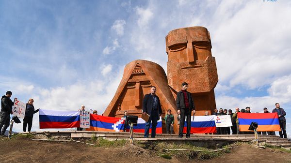 Молодежное крыло партии Справедливость Арцаха организовало мирную акцию в защиту права на признание Донецкой и Луганской Народных Республик (5 марта 2022). Степанакерт - Sputnik Армения