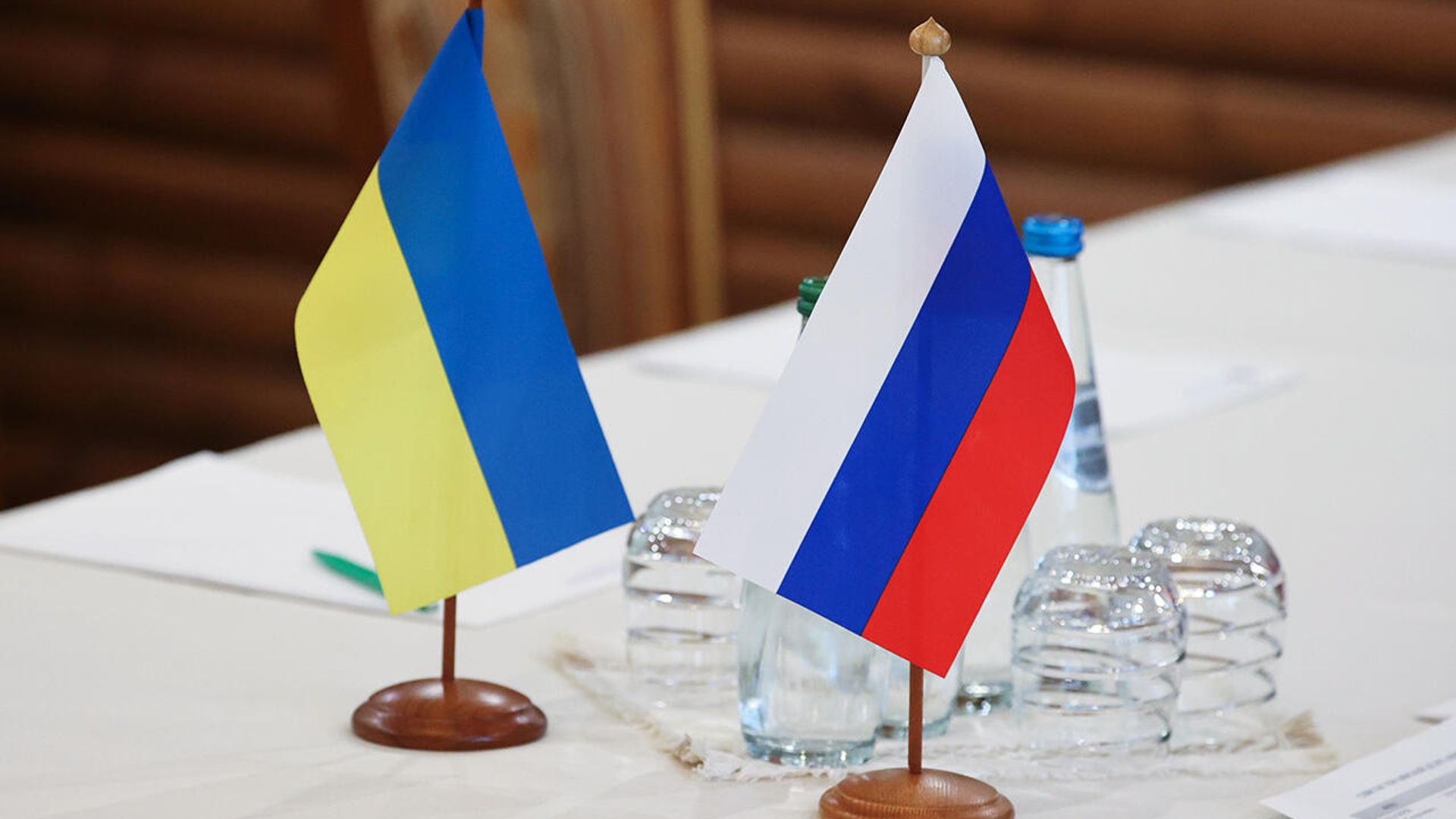 Флажки на столе, за которым пройдут российско-украинские переговоры Флажки на столе, за которым пройдут российско-украинские переговоры - Sputnik Армения, 1920, 27.03.2022