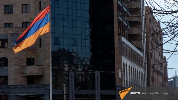 Армянский триколор на фоне новостройки - Sputnik Армения
