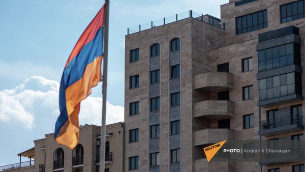 Армянский триколор на фоне новостройки - Sputnik Армения