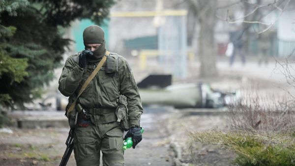 Военнослужащий в Кировском районе Донецка - Sputnik Армения