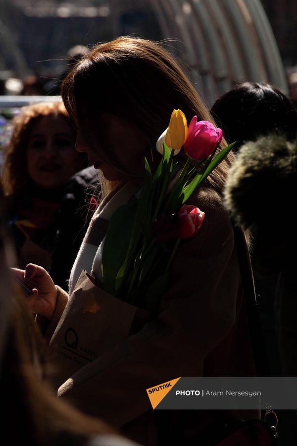 Забирают не только цветы, но и луковицы, которые можно пересадить у себя - Sputnik Армения
