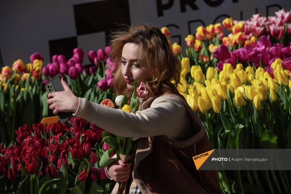 Любители селфи нашли удобный ракурс и кропотливо добиваются желаемой фотографии - Sputnik Армения