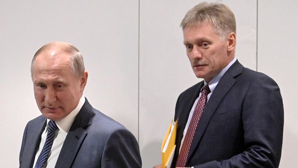 Президент России Владимир Путин и пресс-секретарь президента Дмитрий Песков после заседания военно-промышленной комиссии (19 сентября 2019). Ижевск - Sputnik Армения