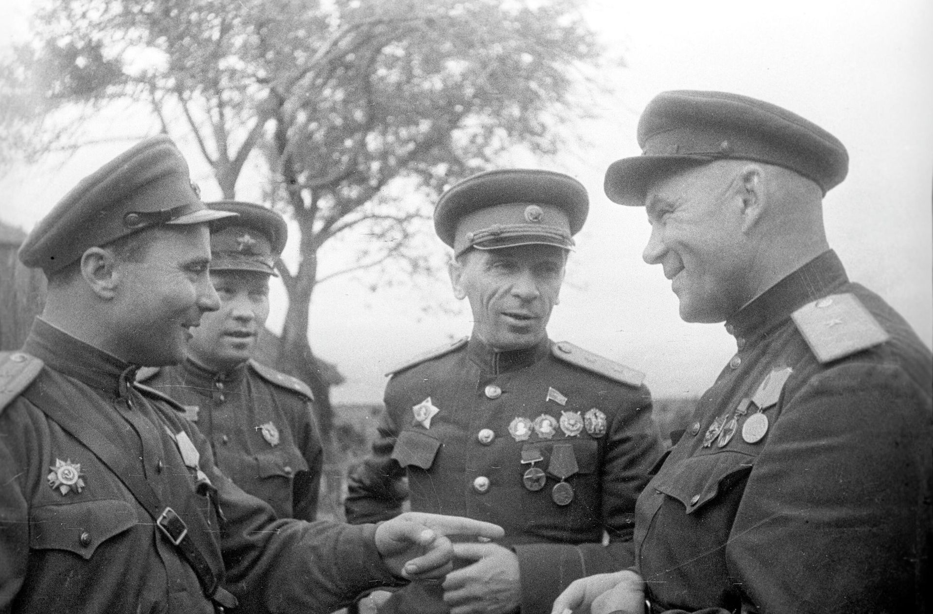 Слева-направо: полковник Г.Е. Гришко, полковник Хабиб Абдрахманович Ганиев, генерал-лейтенант Павел Иванович Батов и генерал-майор Николай Антонович Радецкий. - Sputnik Армения, 1920, 07.03.2022