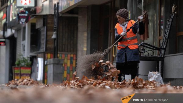 Сотрудница организации Вывоз мусора и санитарная очистка Еревана  за работой - Sputnik Армения