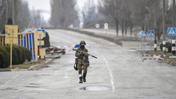 Военнослужащий РФ на территории Запорожской атомной электростанци  - Sputnik Армения