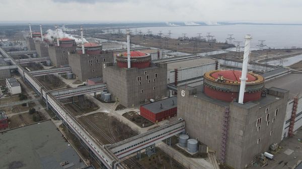 Запорожская атомная электростанция, расположенная в степной зоне на берегу Каховского водохранилища в городе Энергодар - Sputnik Армения