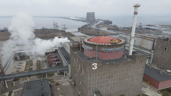 Запорожская атомная электростанция, расположенная в степной зоне на берегу Каховского водохранилища в городе Энергодар - Sputnik Армения