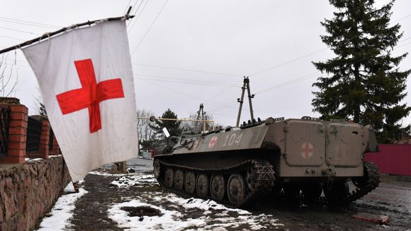 Санитарный бронетранспортер МТ-ЛБ у госпиталя в селе Рыбинское Донецкой народной республики - Sputnik Армения