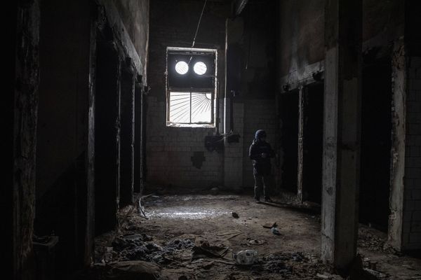 Журналист осматривает коридор и помещения нелегальной тюрьмы. Люди проводили здесь недели и месяцы. Зимой камеры не отапливались. - Sputnik Армения