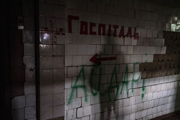 Надписи на стене "Госпиталь" и  "Айдар" - Sputnik Армения