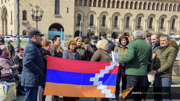 Акция протеста арцахцев на площади Республики (11 марта 2022). Еревaн - Sputnik Армения