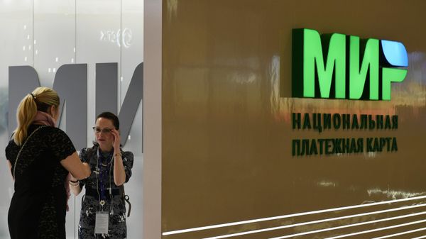 Посетители Петербуржского международного экономического форума у логотипа платежной карты Мир (3 июне 2017). Санкт-Петербург - Sputnik Армения