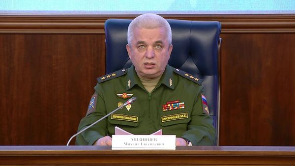 Начальник Национального центра управления обороной РФ генерал-полковник Михаил Мизинцев на брифинге по срыву перемирия для эвакуации мирных жителей в Волновахе и Мариуполе - Sputnik Армения