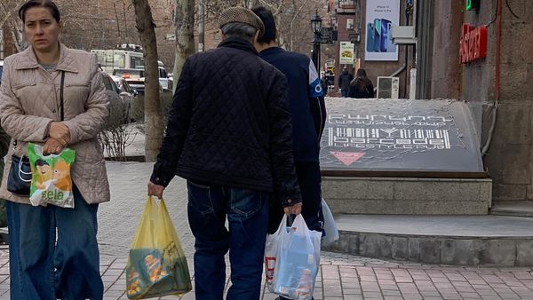 Мужчина с покупками - Sputnik Армения