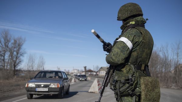 Военнослужащий военной комендатуры ЛНР на въезде в город Старобельск - Sputnik Армения