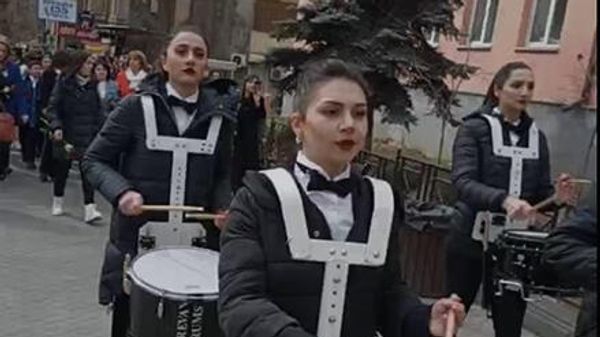 Հոբելյանական երթ դեպի Չարենցի հուշարձան
 - Sputnik Արմենիա