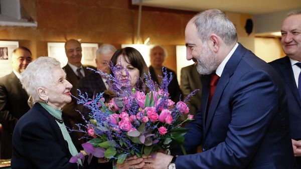 Премьер-министр Никол Пашинян наградил Анаит Чаренц медалью Благодарности во время посещения музея Егише Чаренца (13 марта 2022). Еревaн - Sputnik Армения