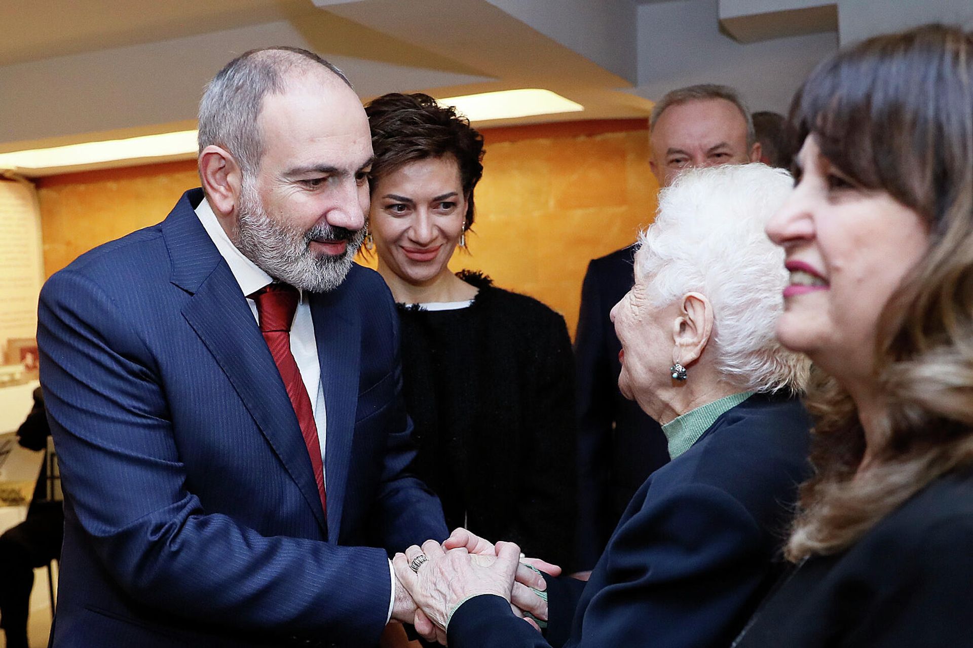 Премьер-министр Никол Пашинян наградил Анаит Чаренц медалью Благодарности во время посещения музея Егише Чаренца (13 марта 2022). Еревaн - Sputnik Армения, 1920, 13.03.2022