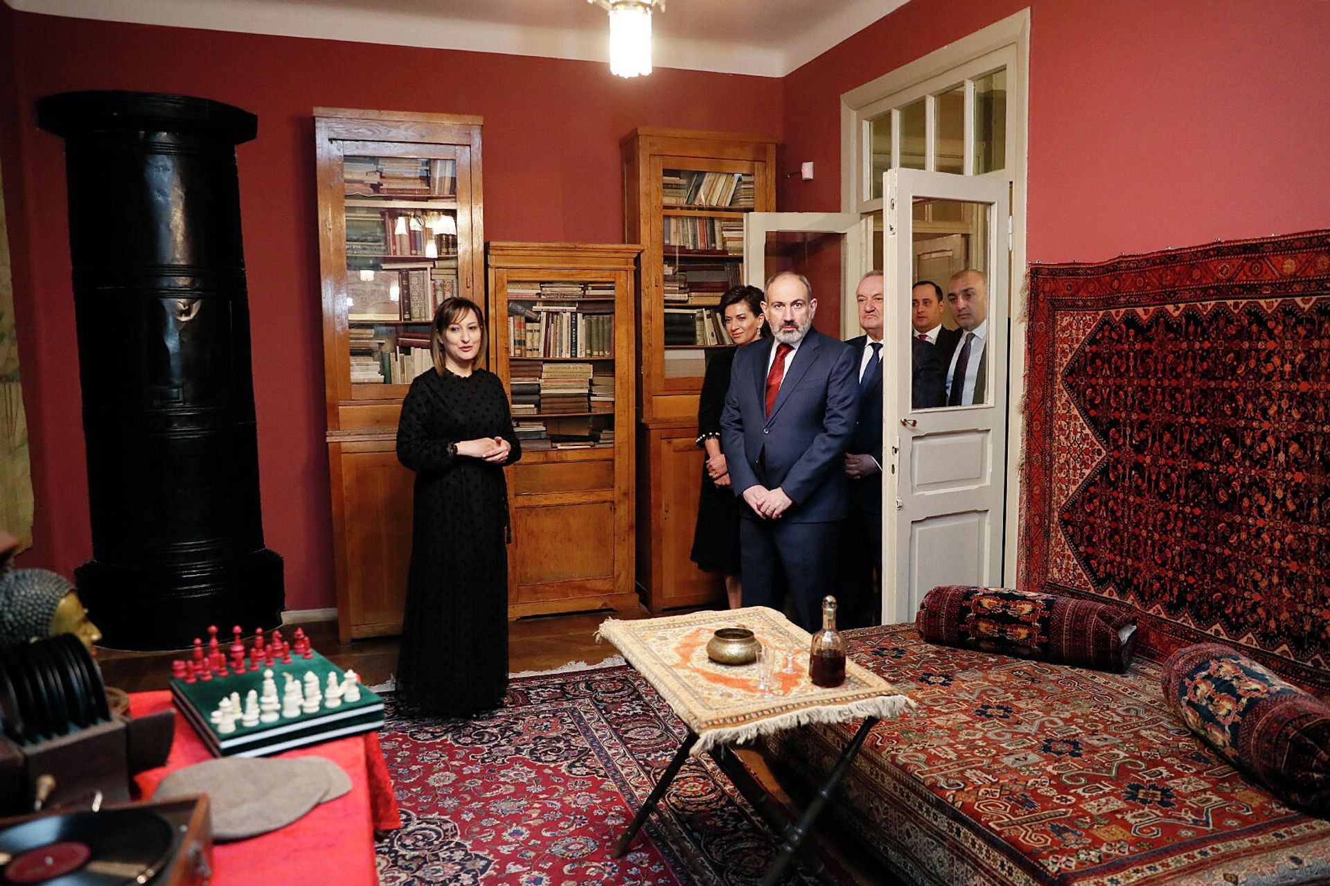 Премьер-министр Никол Пашинян наградил Анаит Чаренц медалью Благодарности во время посещения музея Егише Чаренца (13 марта 2022). Еревaн - Sputnik Армения, 1920, 13.03.2022