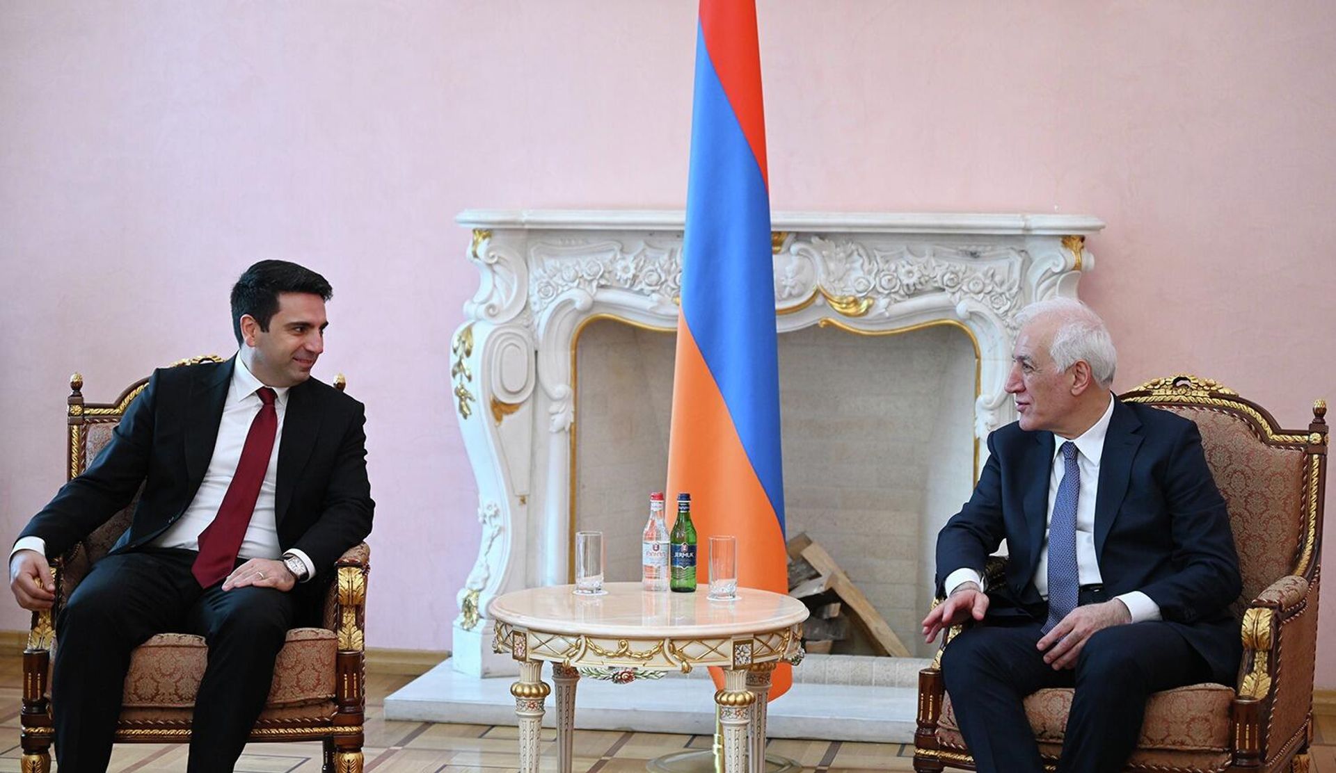 Ален Симонян с супругой приняли новоизбранного президента Ваагна Хачатуряна (13 марта 2022). Еревaн - Sputnik Արմենիա, 1920, 13.03.2022