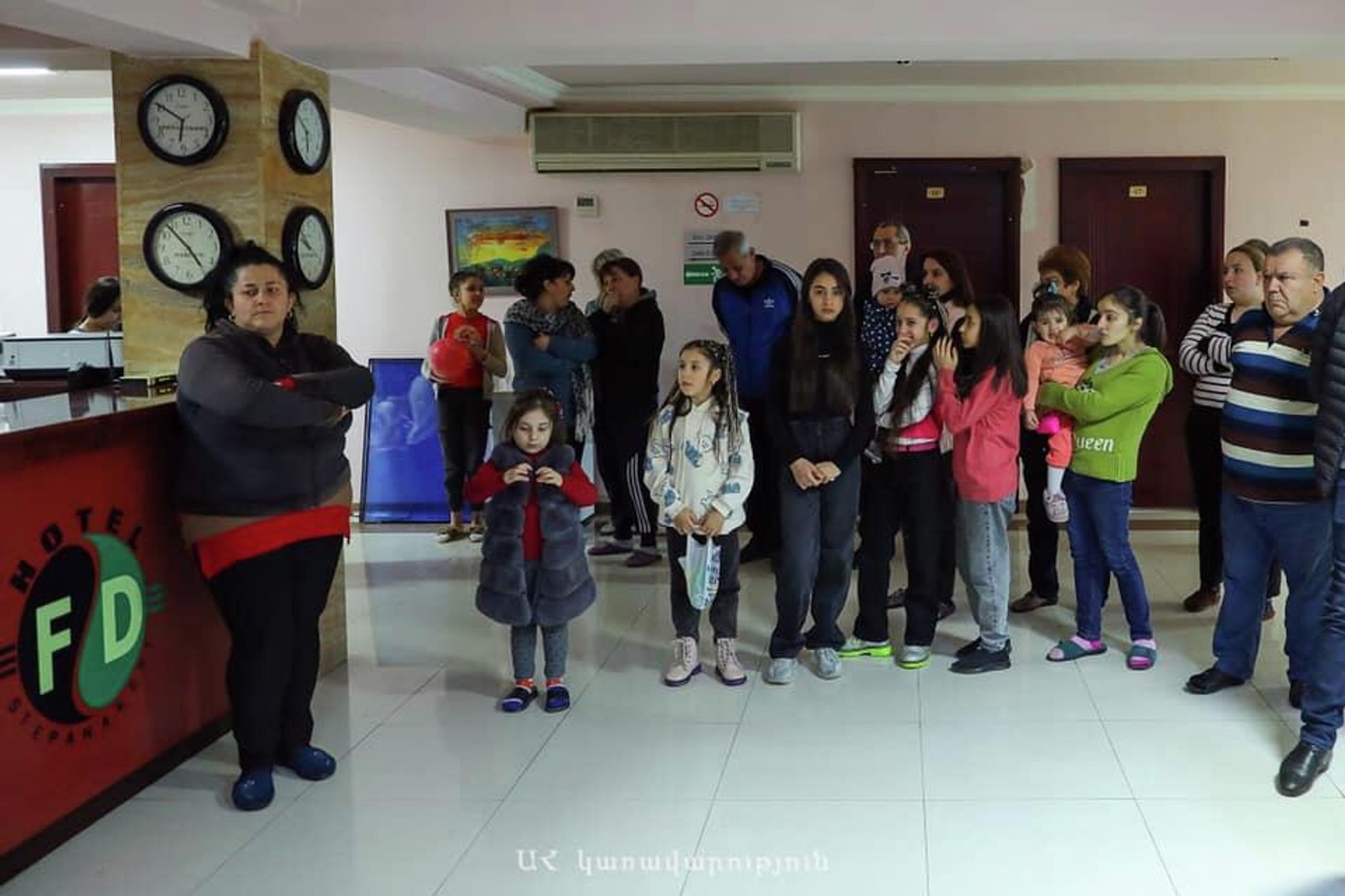 Временно проживающие в одной из гостиниц переселенцы на встрече с Артаком Бегларяном (13 марта 2022). Степанакерт - Sputnik Արմենիա, 1920, 13.03.2022
