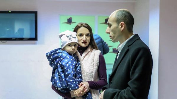 Временно проживающие в одной из гостиниц переселенцы на встрече с Артаком Бегларяном (13 марта 2022). Степанакерт - Sputnik Армения