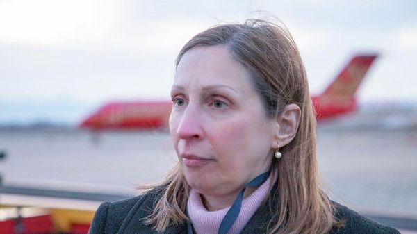 Посол США в Армении Линн Трейси астречает 306 тысяч доз вакцины против COVID-19 Пфайзер (14 марта 2022). Еревaн - Sputnik Армения