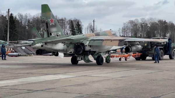 Летчик чудом посадил штурмовик Су-25 после того, как в него попала ракета на Украине - Sputnik Армения