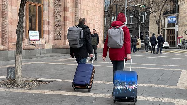 Туристы из России на площади Республики - Sputnik Армения