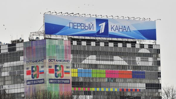 Здание телевизионного технического центра Останкино с баннером Первого канала. - Sputnik Армения