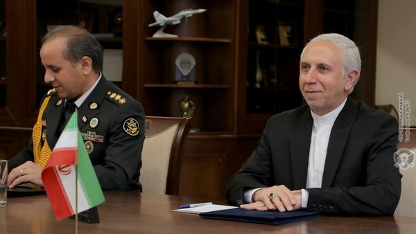 Министр обороны Сурен Папикян принял Чрезвычайного и Полномочного Посла Исламской Республики Иран в Армении Аббаса Бадахшана Зохури (15 марта 2022). Еревaн - Sputnik Армения