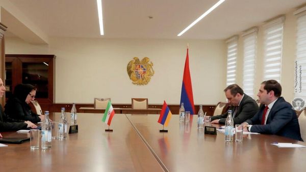 Министр обороны Сурен Папикян принял Чрезвычайного и Полномочного Посла Исламской Республики Иран в Армении Аббаса Бадахшана Зохури (15 марта 2022). Еревaн - Sputnik Армения