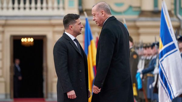 Президенты Украины и Турции Владимир Зеленский и Реджеп Тайип Эрдоган во время церемонии приветствия перед их встречей (3 февраля 2020). Киев - Sputnik Армения