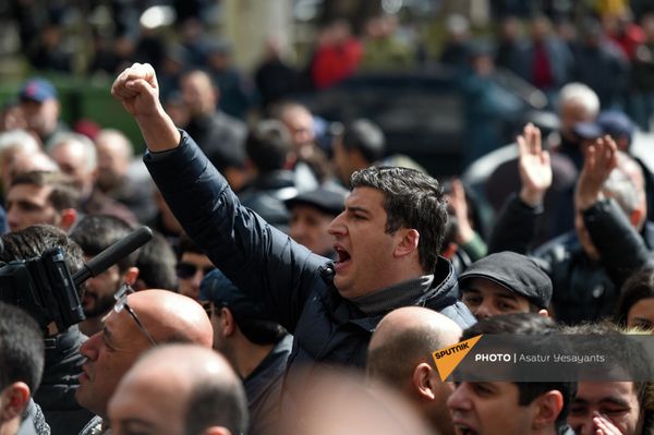 Митингующие считают, что власти страны ведут антиармянскую политику и выкрикивали "Позор" и “Армения без турок”.Акция протеста у здания МИД (17 марта 2022). Еревaн - Sputnik Армения