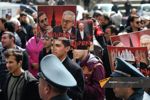 На митинг у здания МИД представители оппозиции пришли с плакатами с  фотографиями спецпосланников от Армении и Турции и надписью "Найди турка" - Sputnik Армения