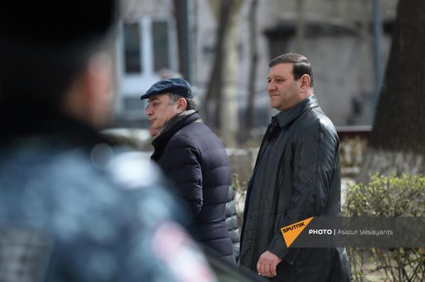 Депутат от блока "Честь имею" Тарон Маркарян и бывший парламентарий Ваграм Багдасарян также пришли на акцию - Sputnik Армения