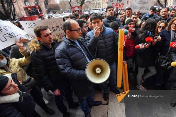 Митингующие принесли премьеру "подарок"  – трубу, тем самым требуя восстановить газоснабжение в Карабахе - Sputnik Армения