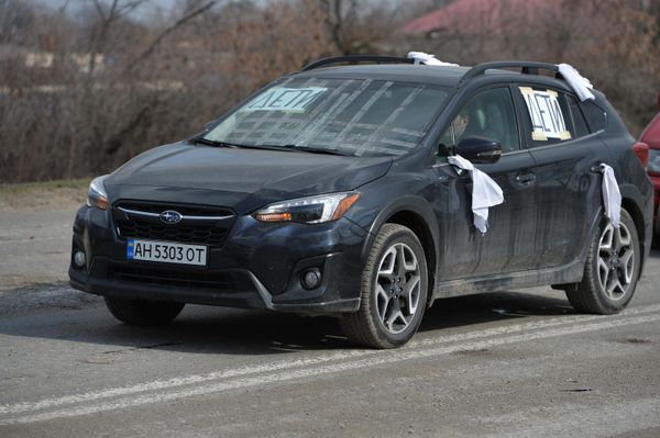 На всех выезжающих автомобилях белые повязки и указатель "Дети". - Sputnik Армения