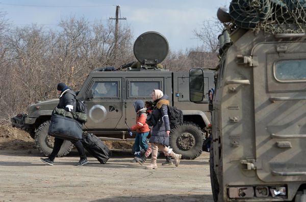 Многим приходится идти пешком, чтобы сесть на автобус до границы с Россией. - Sputnik Армения