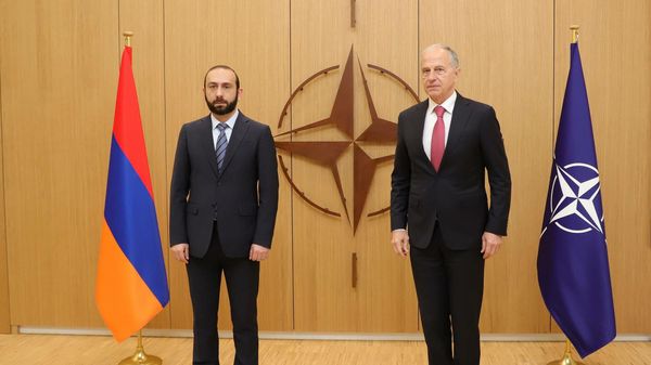 ՀՀ արտաքին գործերի նախարար Արարատ Միրզոյանն ու ՆԱՏՕ–ի գլխավոր քարտուղարի առաջին տեղակալ Միրչա Ջոանան - Sputnik Արմենիա