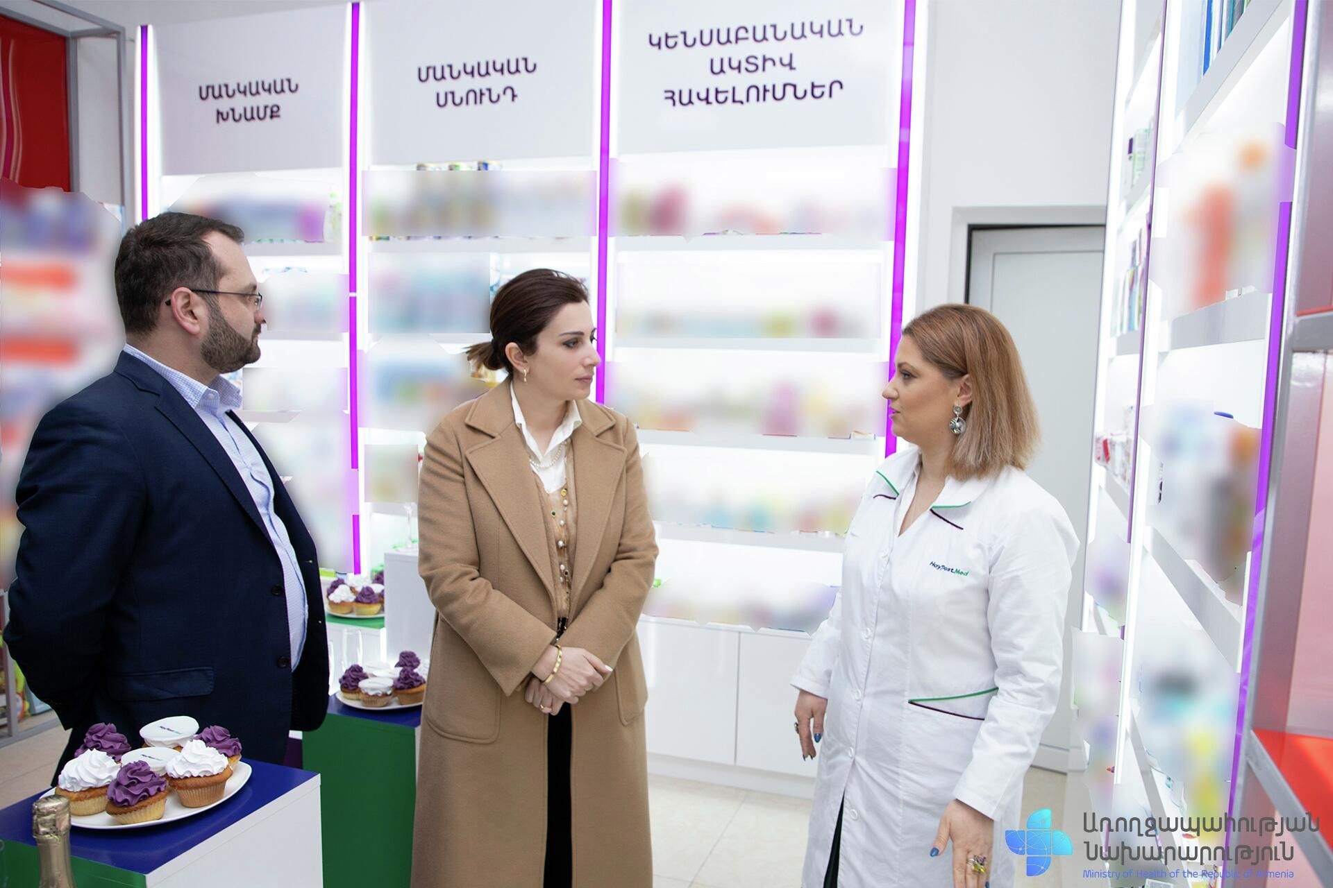 Министр здравоохранения Анаит Аванесян на открытии третьей аптеки аптечной сети Айпост Мед (18 марта 2022). Еревaн - Sputnik Армения, 1920, 18.03.2022