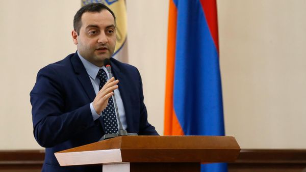 Երևանի քաղաքապետի առաջին տեղակալ Լևոն Հովհաննիսյանը Երևանի ավագանու հերթական նիստի ժամանակ (15 մարտի, 2022թ). Երևան - Sputnik Արմենիա