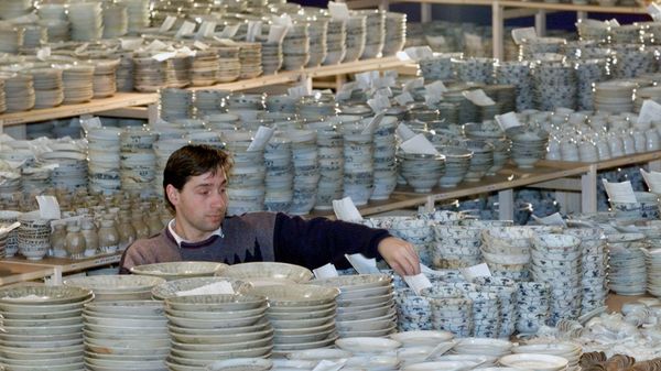 Сотрудник аукциона Nagel в Штутгарте между предметами старинного китайского фарфора, поднятого с затонувшей в 1822 году в Южно-Китайском море джонки Тек Синг - Sputnik Армения