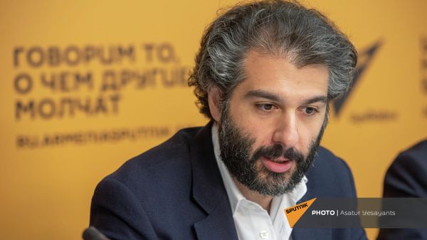 Художественный руководитель и главный дирижер Государственного симфонического оркестра Сергей Смбатян на пресс-конференции (21 марта 2022). Еревaн - Sputnik Армения