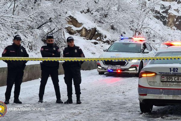 Իրավապահ մարմինների աշխատակիցները դեպքի վայրում պարզում են 24-ամյա քաղաքացու մահվան հանգամանքները  (21 մարտի, 2022թ)․ Երևան - Sputnik Արմենիա